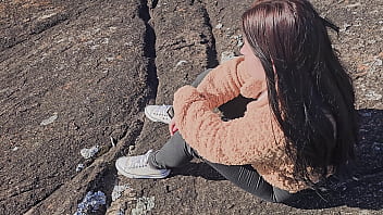 Marido não quis acompanhar a esposa até o mirante então eu o guia de turismo fodi sua bunda gostosa