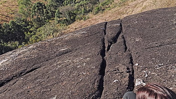 Marido não quis acompanhar a esposa até o mirante então eu o guia de turismo fodi sua bunda gostosa