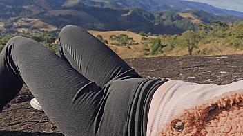 Marido não quis acompanhar a esposa até o mirante então eu o guia de turismo fodi sua bunda gostosa