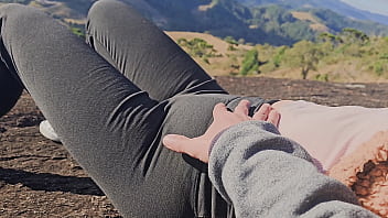 Marido não quis acompanhar a esposa até o mirante então eu o guia de turismo fodi sua bunda gostosa