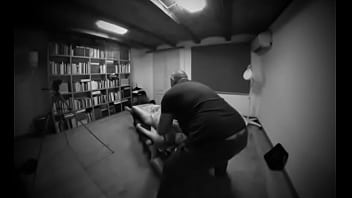 Con aceite y desnuda se deja tocar toda