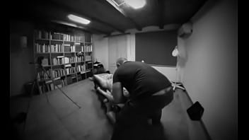 Con aceite y desnuda se deja tocar toda