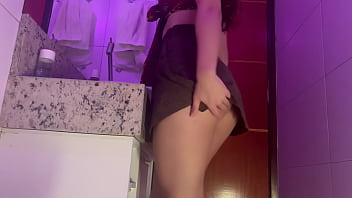 Brasileira rabuda sentando em dildo gigante Brasileira rabuda sentando em dildo gigante