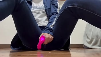 ジーパン履いたまま、おもちゃを使ってしました。 ジーパン履いたまま、おもちゃを使ってしました。