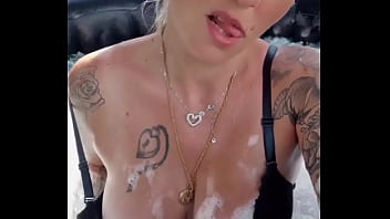 Oups dans mon spa après le boulot qui me rejoins