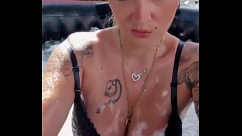 Oups dans mon spa après le boulot qui me rejoins