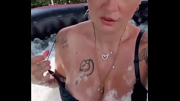 Oups dans mon spa après le boulot qui me rejoins