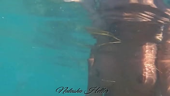 Купаюсь в море голенькой