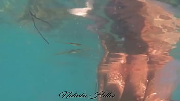 Купаюсь в море голенькой