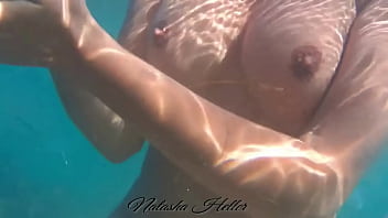 Купаюсь в море голенькой