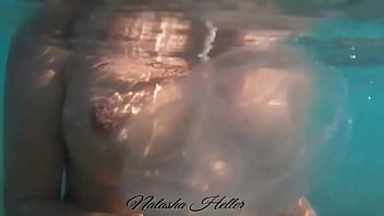 Купаюсь в море голенькой