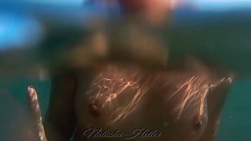 Купаюсь в море голенькой