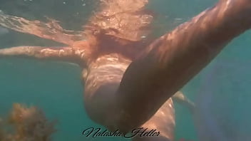 Купаюсь в море голенькой