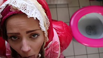 Zofe in anorak ist geschickt mit ihrem mund auf toilette Zofe in anorak ist geschickt mit ihrem mund auf toilette