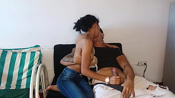 Llego de visita a casa de mi amiga universitaria y la muy cachonda solo quiere follar