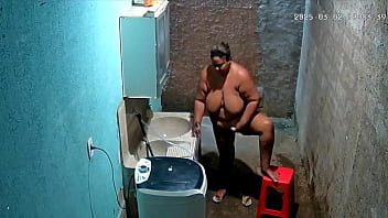 Camera escondida madrasta se depila enquanto seu enteado a vê na câmera