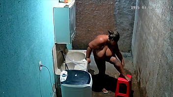 Camera escondida madrasta se depila enquanto seu enteado a vê na câmera