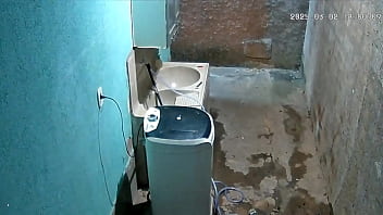 Camera escondida madrasta se depila enquanto seu enteado a vê na câmera