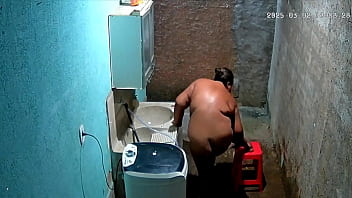 Camera escondida madrasta se depila enquanto seu enteado a vê na câmera