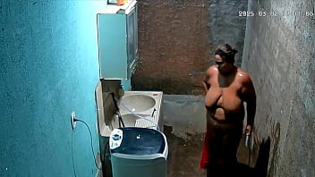 Camera escondida madrasta se depila enquanto seu enteado a vê na câmera