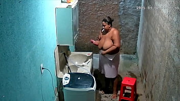 Camera escondida madrasta se depila enquanto seu enteado a vê na câmera