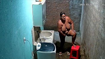 Camera escondida madrasta se depila enquanto seu enteado a vê na câmera