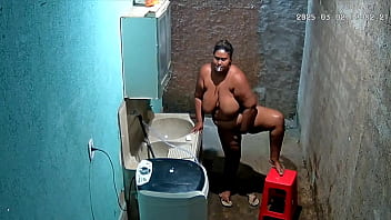 Camera escondida madrasta se depila enquanto seu enteado a vê na câmera