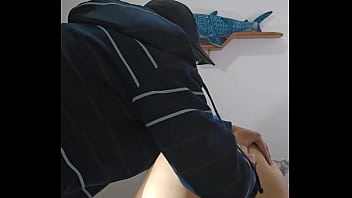 Ele tá depilando minha buceta e cuzinho pro amigo dele comer