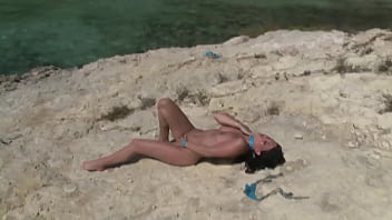 Dünne brunette zeigt ihren körper vor geiler ausasicht