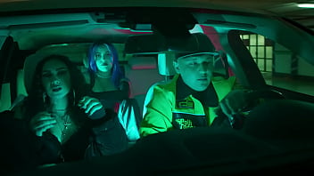 Paulo chill e se folla a un poli en una persecución policial