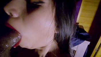 Mi jefe me coge bien rico mientras mi novio celoso está al teléfono