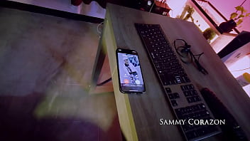 Mi jefe me coge bien rico mientras mi novio celoso está al teléfono