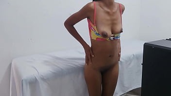A Morena Está Com Preguiça De Fazer Massagens Hoje Em Vez De Trabalhar Ela Faz Um Vídeo Pornô Para Enviar A Um Cliente Especial thumbnail