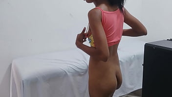A Morena Está Com Preguiça De Fazer Massagens Hoje Em Vez De Trabalhar Ela Faz Um Vídeo Pornô Para Enviar A Um Cliente Especial thumbnail