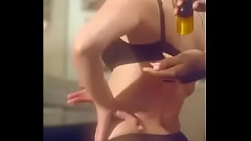 Chica aceitandose el culo