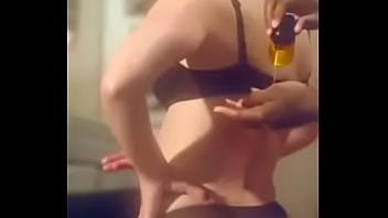 Chica aceitandose el culo