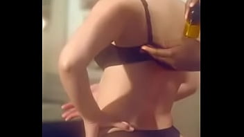 Chica aceitandose el culo