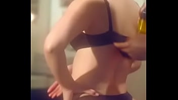 Chica Aceitandose El Culo thumbnail