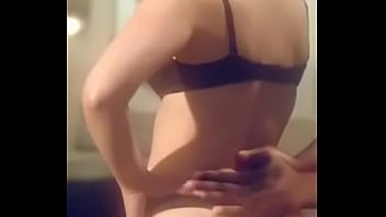 Chica aceitandose el culo