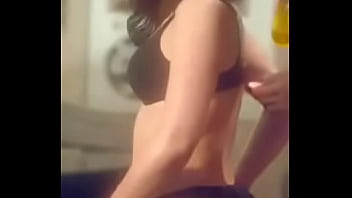 Chica aceitandose el culo