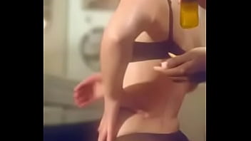 Chica aceitandose el culo