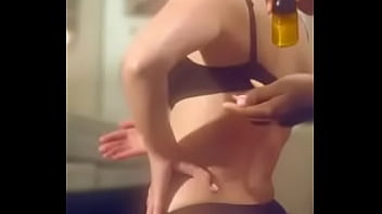 Chica aceitandose el culo