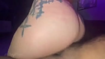 Abrindo a bucetinha gostosa da safada e metendo forte