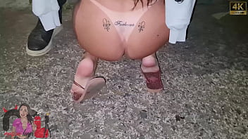 Sai com o meu marido de casa apenas para comprar cigarro mas ao encontrar um negro gostoso parei para foder