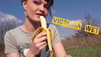 Liking banana #foodfetish #bananagirl #girl banana #eating banana #horny #licking #fans #clips