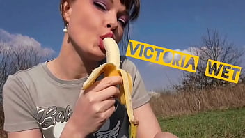 Liking banana #foodfetish #bananagirl #girl banana #eating banana #horny #licking #fans #clips