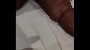 Peguei ela deitada e comi ela gostoso