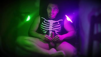 Uno dos y tres sexy numero uno de rayas en mora green masturbacion en ritmo sensual y hard outfit de esqueleto