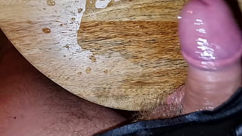 Assolo masturbazione doppia sborrata primo orgasmo interrotto con gran sega e secondo orgasmo con un enorme carico di sperma e un cazzo da succhiare sullo sgabello