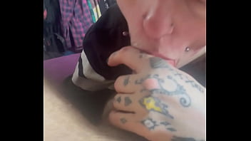 Ac1dslut gives amazing head